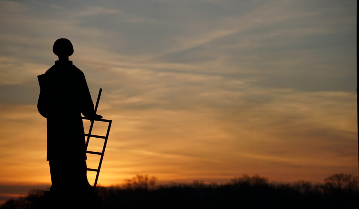 Laurentiusstatue und Abendhimmel